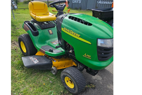 John Deere L110 Ride On Mower