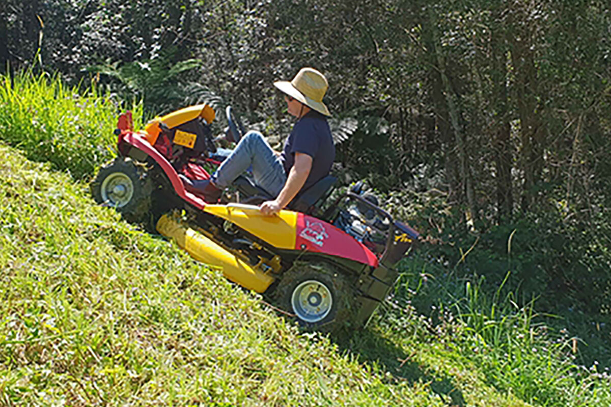 RAZORBACK 4WD RIDE ON MOWER CMX1808 All About Mowers and Chainsaws