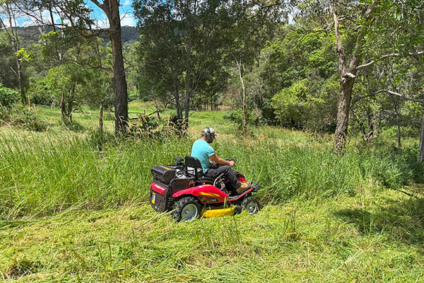RAZORBACK CMX2304 4WD MOWER